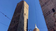 Šikmá věž v Bologni hrozí pádem
