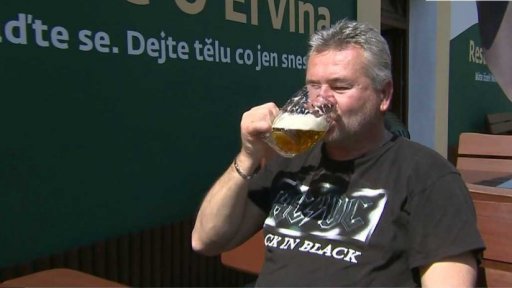Češi šetří v hospodách a restauracích