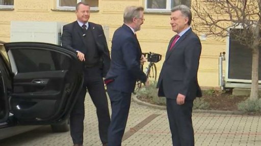 Jednání premiéra s ministry spravedlnosti a průmyslu