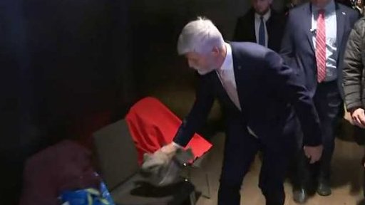 Ze sítí: Petr Pavel zvedl spadlý svetr