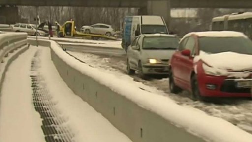 Přívaly sněhu působí komplikace na silnicích (2013)