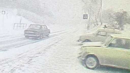 Silný vítr a závěje komplikují dopravu na Vysočině (1983)