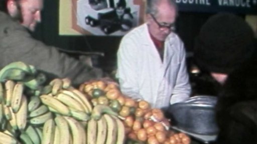 Prodej ovoce a zeleniny poblíž brněnského autobusového nádraží (1981)