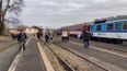 Cestující se vracejí do vlaků