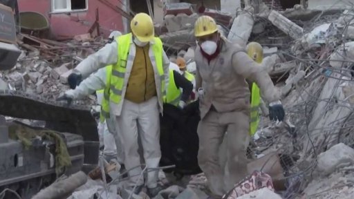 Záchranáři stále nacházejí přeživší po zemětřesení