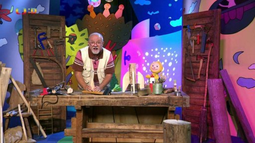 Děda ve své dílně staví raketu, aby si s Františkem mohli hrát na kosmonauty…