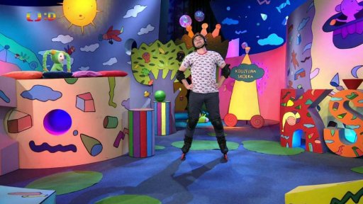 Matouš Fanynce ukazuje brusle, které pořídil obru Béďovi z Obří Lhoty…