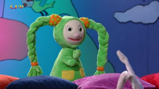 Matouš se snaží Fanynku napálit tím, že se převlékl za mimozemšťana…