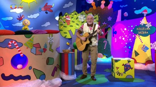Děda vítá děti svou vánoční písničkou a do školky přináší stromeček…