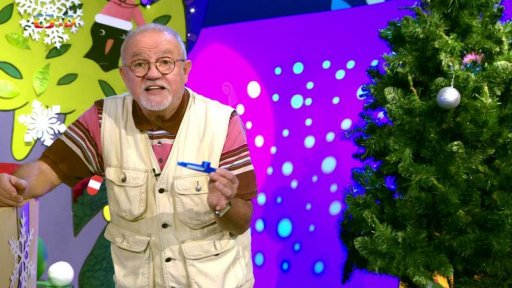 Děda Františkovi ukazuje hudební nástroj Kazu a předvádí, jak se na něj hraje…