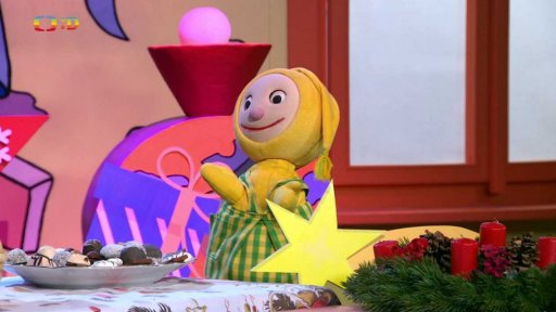 Děda vítá ve vánoční školce, dozdobuje stromek a zpívá koledu…