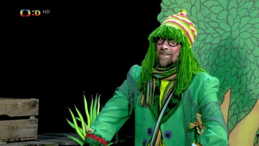 Tryskomyši zpívají táborové písně panu vodníkovi, který je vytáhl z řeky.