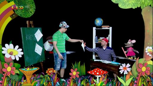 Filip, Tomáš, Muf a Fámula zpívají a hrají píseň "Umím prase zepředu", hudba J. Uhlíř, text Z. Svěrák