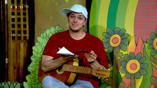 Tomáš s Filipem stojí před domem s kytarami, přichází sličná Klára a oni jí zpívají píseň "Tu kytaru jsem koupil kvůli tobě", hudba Jiří Bažant, text Vratislav Blažek