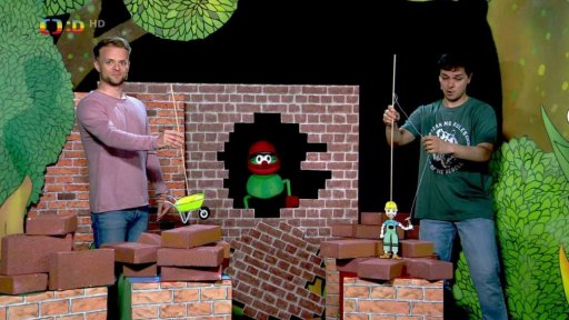 Muf naboří do zdi a Tomáš s Filipem zazpívají píseň "Prastrýček", hudba a text: Kuba Horák