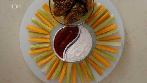 Křídla + bábovka + citronový krém se šlehačkou + omáčky