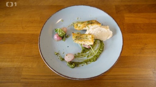 Candát, pyré z bílých fazolí a máslové ředkvičky s pažitkou