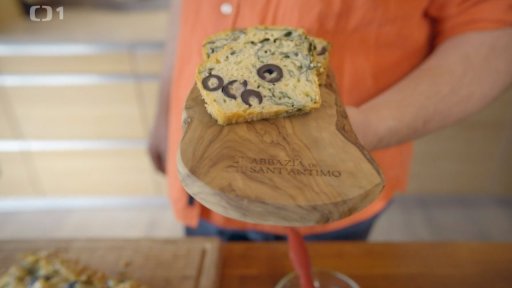 Špenátový chlebíček se sýrem a olivami