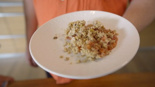 Zapečená rebarbora s jahodami a drobenkou