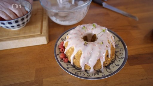 Cuketová bábovka s malinami, lískovými oříšky a cukrovou polevou