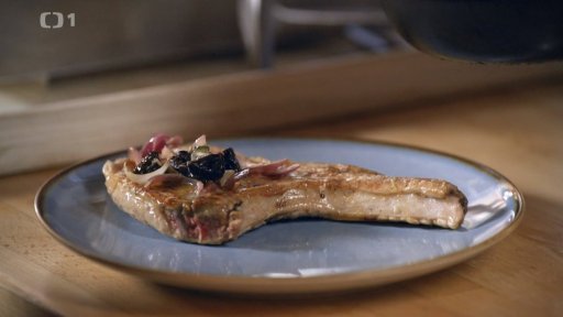 Vepřová kotleta se šalvějovým máslem, sušenými švestkami a slivovicí, vaječný koláč s podzimní zeleninou