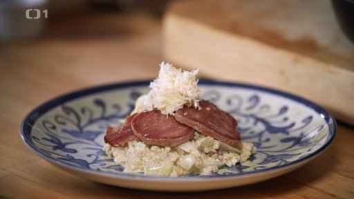 Pohankové rizoto se škvarky, nakládanou cibulkou, křenem a vařeným vepřovým jazykem