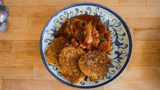 Ještědský vepřový pikantní guláš na pivu s kroupovými sejkorami