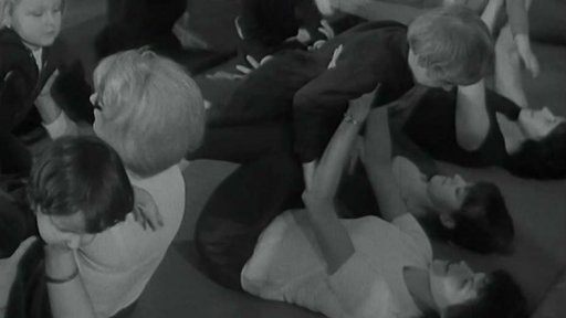 Společná tělovýchova matek a dětí ve střešovickém Tatranu