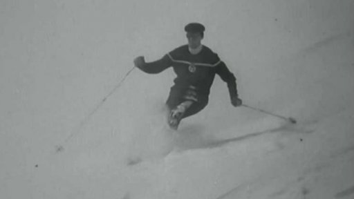 V Alpách zachraňují psi a helikoptéry lavinami zasypané turisty