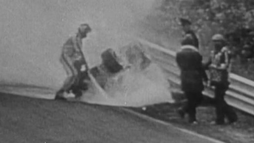 Na závodní automobilové dráze v Holandsku uhořel v havarovaném voze anglický závodník