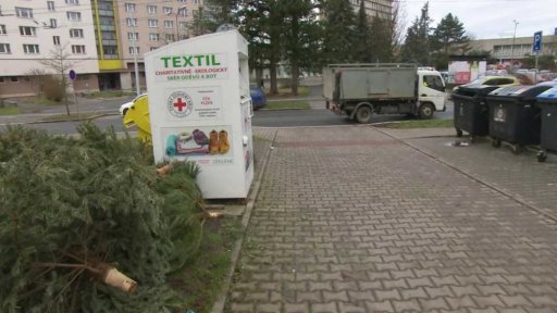 Vánoční odpad u popelnic