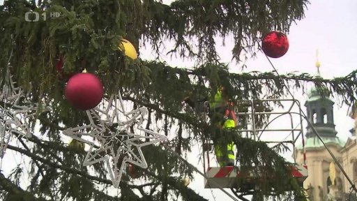 Odstrojení stromu na Staroměstském náměstí