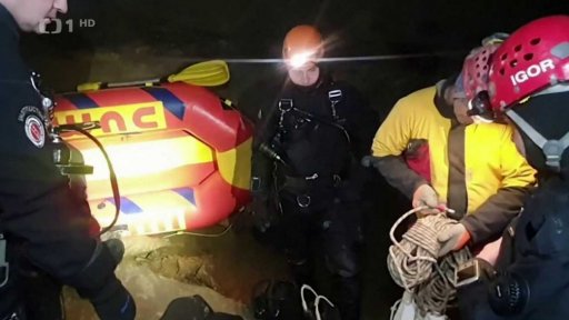 Záchranáři vyprostili lidi ze slovinské jeskyně