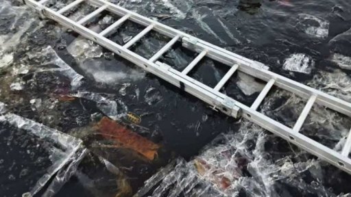 V Ralsku se propadlo auto do ledu