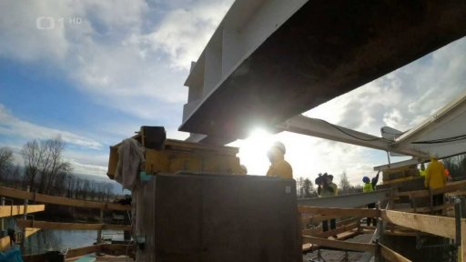 Výsuv lanového mostu na trase obchvatu Pardubic