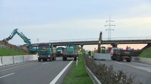 Omezení na D10 kvůli bourání mostu