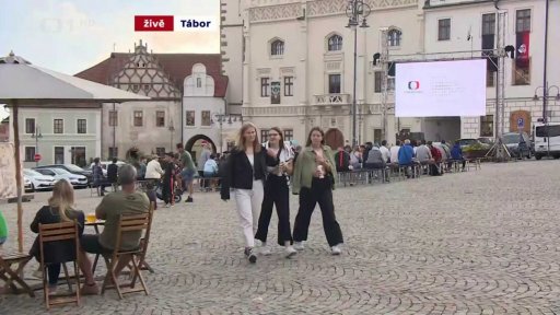 Sledování hokeje na náměstích