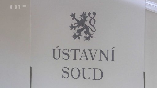 ÚS o snížení platů soudců