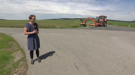 Sečení trávy u silnic