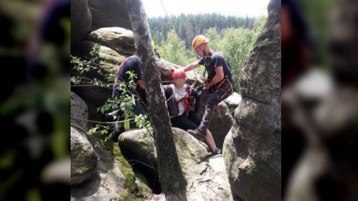 Záchrana turistky s pomocí kladkostroje