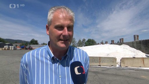 Poničený sklad posypovou solí