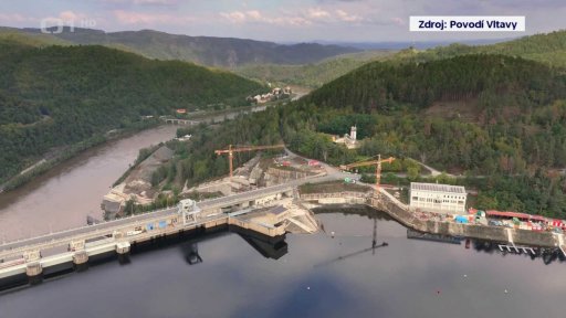 Stavba bezpečnostního přelivu na nádrži Orlík