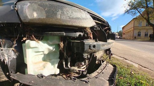 Odstavená auta zničená povodní