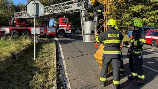 Hasiči sundali kříž z kostela