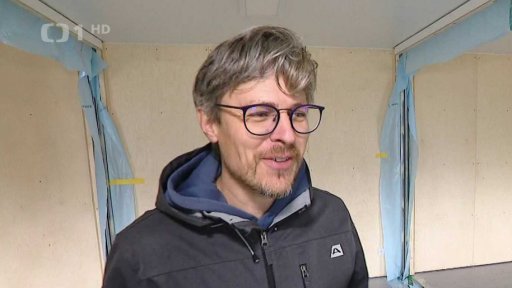 Stavba školy na Jesenicku