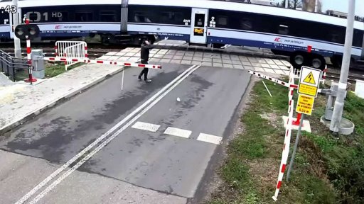 Srážka vlaku s autem na přejezdu