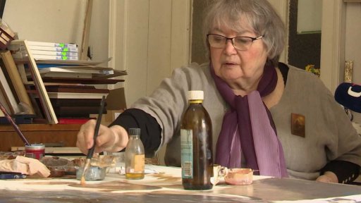 Handicapovaná malířka kreslí pro zničený kostel