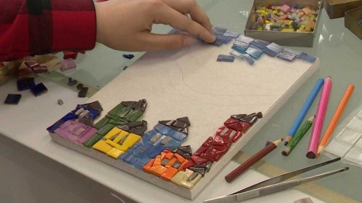 Nadané děti tvoří ve sklářské huti