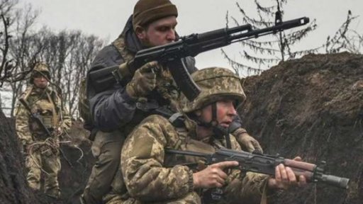 NATO: výdaje členů na obranu, bezpečnost členských zemí, pomoc Ukrajině + rozhovor s J. Landovským