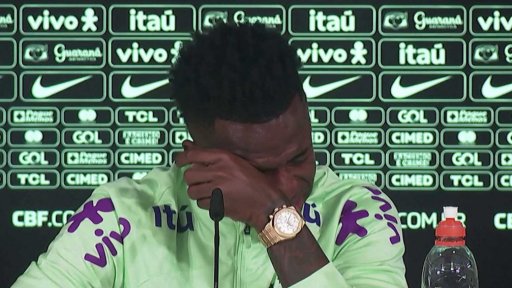 Verdikt nad fotbalovými fanoušky kvůli rasismu + rozhovor s J. Bosákem